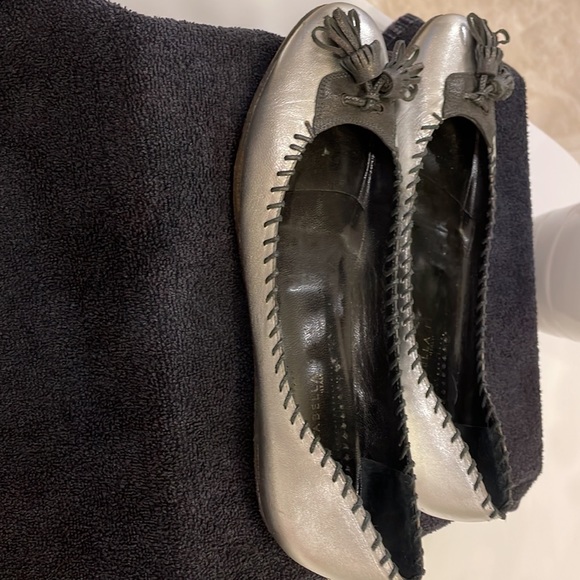 ISABELLA FIORE “Lovely Bis” silver flats with black stitching and tassel - Picture 5 of 8